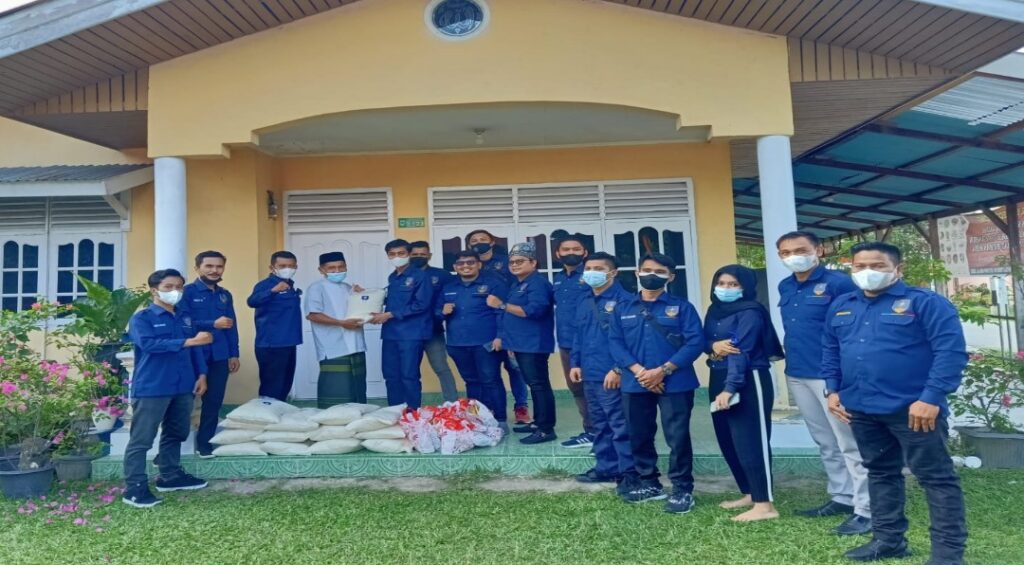 PP BMR (Barisan Muda Riau) Salurkan Bantuan Sembako Secara Door To Door ke Masyarakat