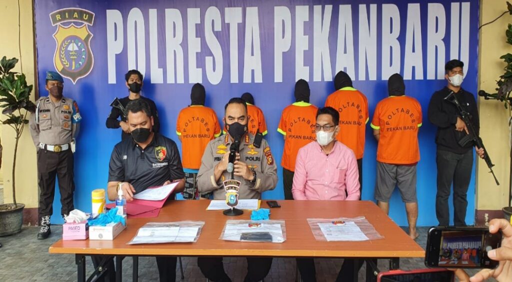 Polresta Pekanbaru Amankan Lima Orang Tersangka Pemalsuan Surat Dokumen PCR untuk di Pergunakan Melakukan Penerbangan Tujuan Jakarta