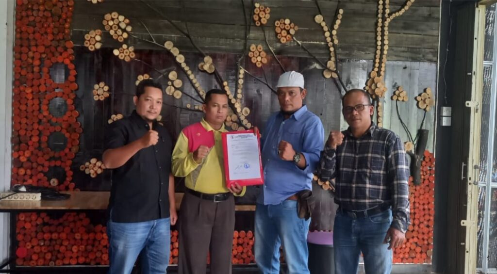 Usai Serahkan SK Bengkalis, Kembali Bung Romi Serahkan Mandat Bentuk DPC APPI Siak