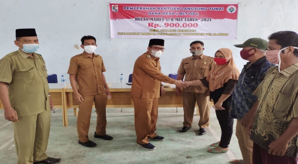 Camat Bandar Petalangan dan Kades Sialang Bungkuk Serahkan BLT Secara Simbolis