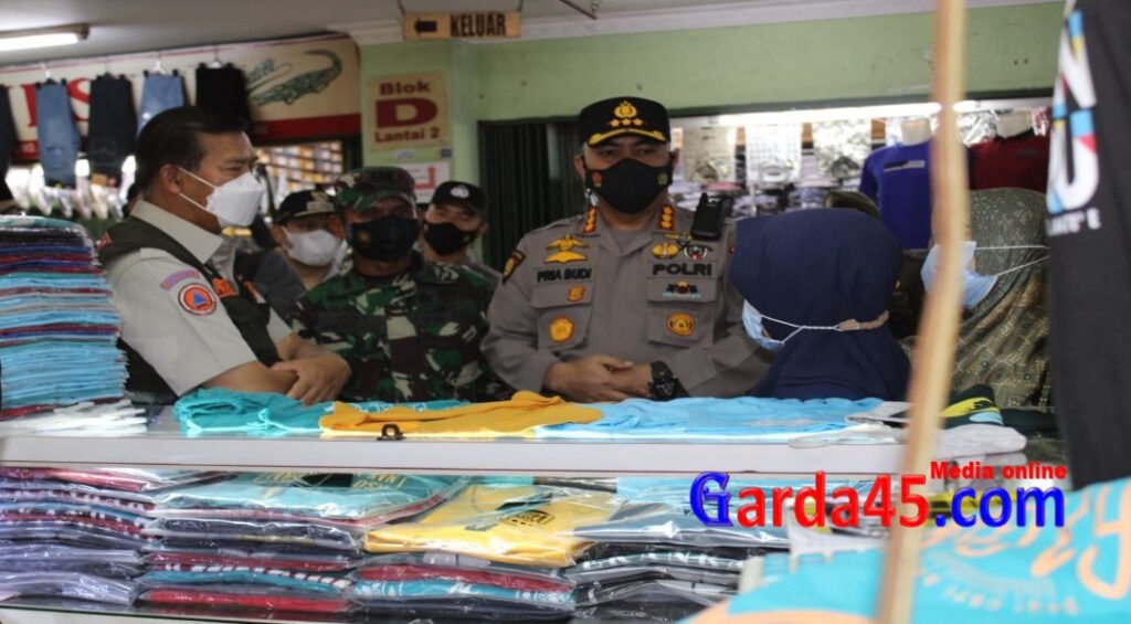 Monitoring Pelaksanaan PPKM Level 4 di Wilayah Kota Pekanbaru, Kapolresta Kunjungi Tiga Mall dan Pasar Wisata Pasar Bawah