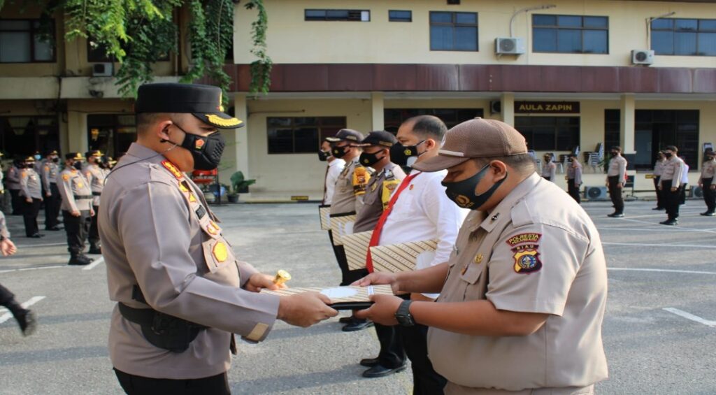 Kapolresta Pekanbaru Berikan Penghargaan Personel Polri dan PNS Polri yang Berprestasi