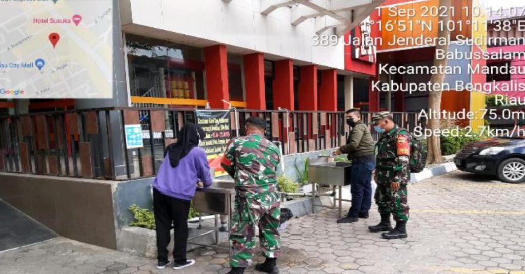 TNI Koramil 04/Mandau Terapkan Disiplinan 3 M Sesuai Prokes C-19 Bagi Pengunjung Mall City