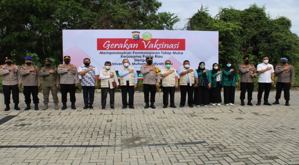 Kapolresta Dampingi Kapolda Riau serta PJU Polda Riau Tinjau Vaksinasi Massal di Universitas Muhammadiyah Riau Pekanbaru