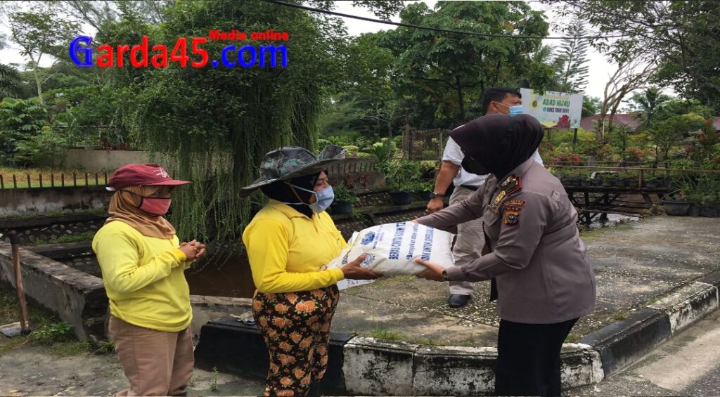Dalam Rangka Jum’at Berbagi Wilayah Hukum Polsek Bukit Raya Polresta Pekanbaru Berikan Bantuan Sosial Kepada Pekerja dan Pedagang Kecil