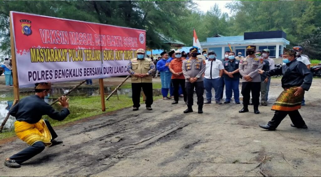 AKBP Hendra Gunawan Bersama DLCC Laksanakan Peninjauan Giat Vaksin Massal dan Beri Bansos kepada Masyarakat  Suku Akit Rupat Utara