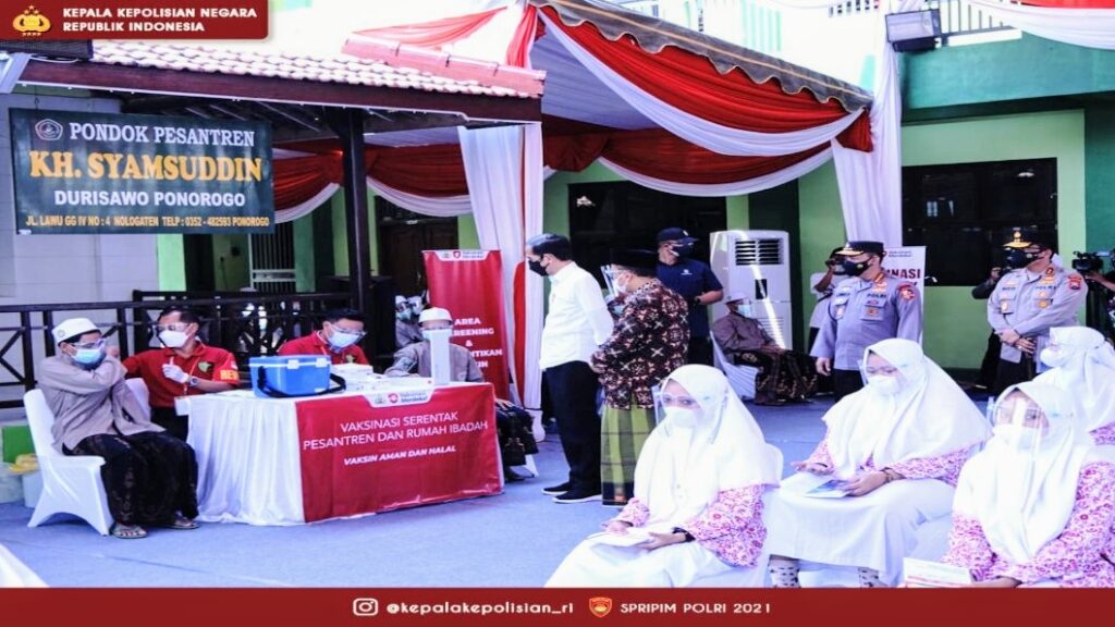 Presiden dan Kapolri Tinjau Vaksinasi Merdeka di Ponpes dan Tempat Ibadah Se-Indonesia