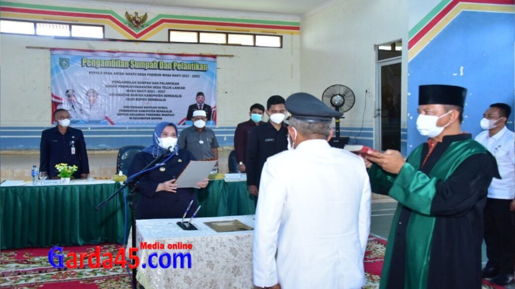 Bupati Bengkalis Lantik PAW Kades Pasiran dan Anggota BPD Desa Teluk Lancar, Kasmarni : Semoga Dapat Menjalankan Amanah Ini