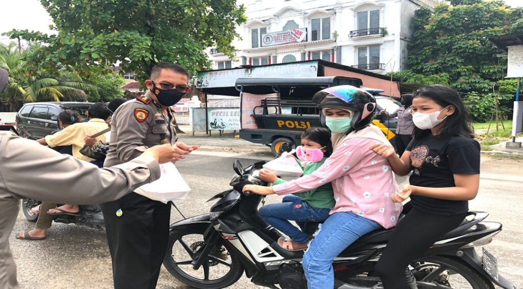 Jum’at Barokah, Polsek Sukajadi Berikan Bantuan Sosial Berupa Sarapan Pagi di Wilayah Hukum Polresta Pekanbaru