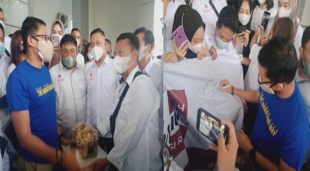 Ketua DPW RSI Memberikan Cendramata Kepada Menteri Pariwisata dan Ekonomi Kreatif