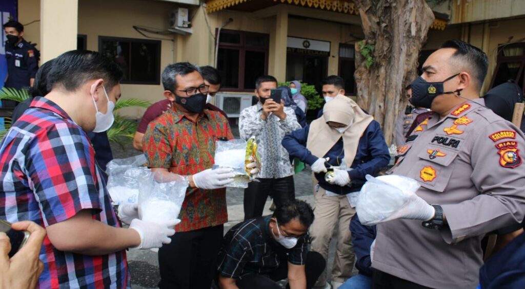 Kapolresta Pekanbaru Lakukan Pemusnahan Barang Bukti Narkotika Jenis Shabu, Serbuk Ekstasi dan Pil Ekstasi