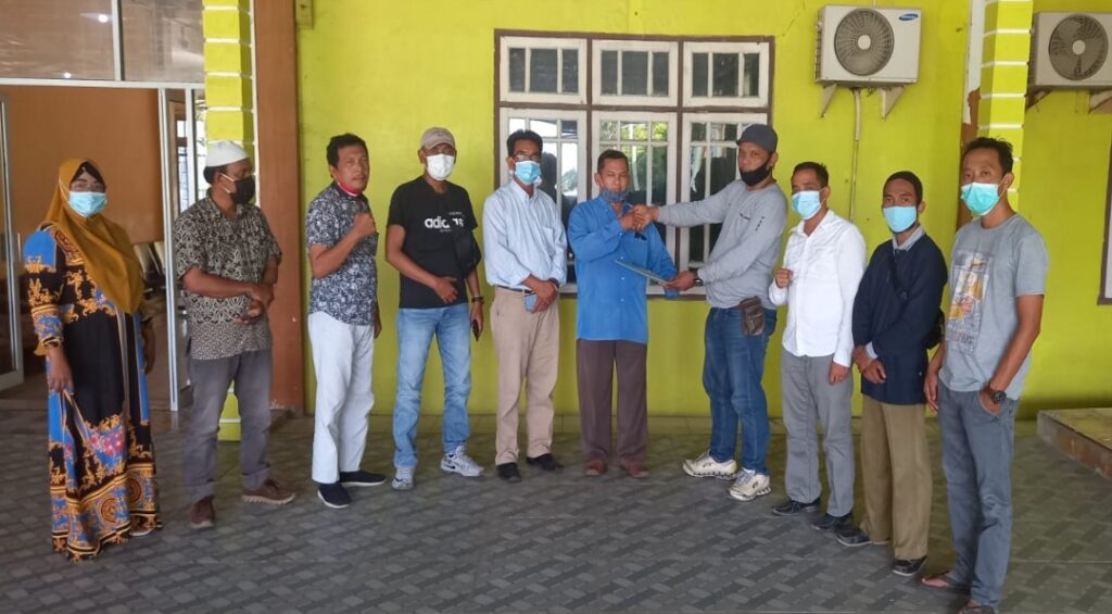 Ketua DPD Aliansi Pewarta Pertanian Indonesia, Bung Romi menyerahkan Surat Keputusan untuk DPC Kabupaten Siak 