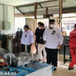 Ket Foto : Masuri, SH bersama Direktur Tinjauan Bengkel Politeknik