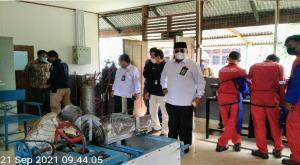 Ket Foto : Masuri, SH bersama Direktur Tinjauan Bengkel Politeknik