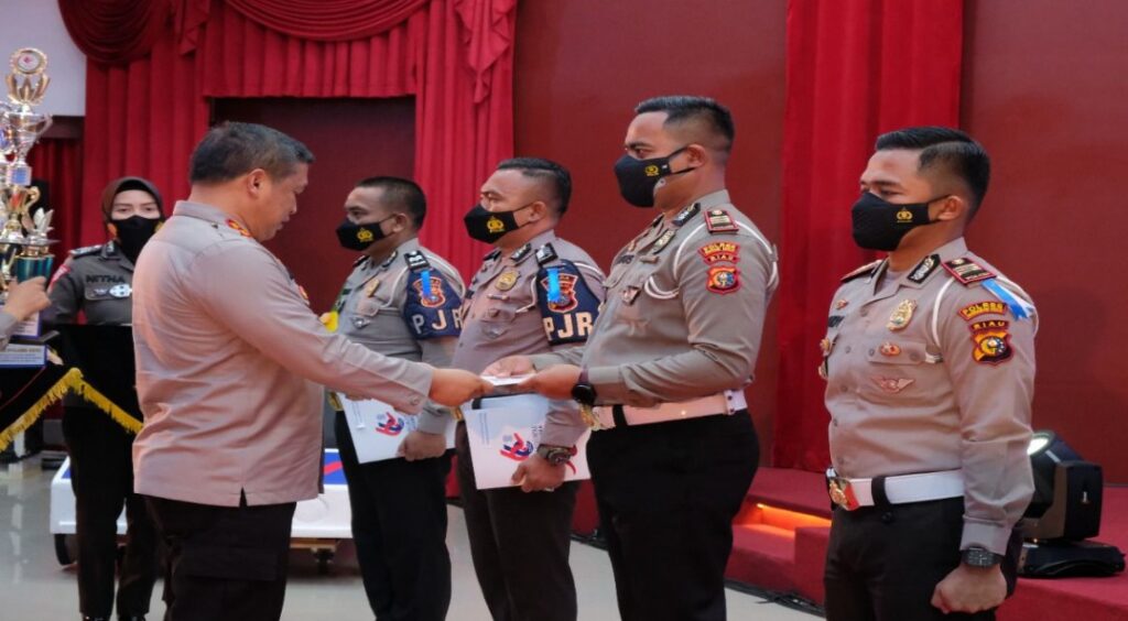Peringati Hari Lalulintas Ke 66, Kapolda Riau Berikan Penghargaan Personel Berprestasi