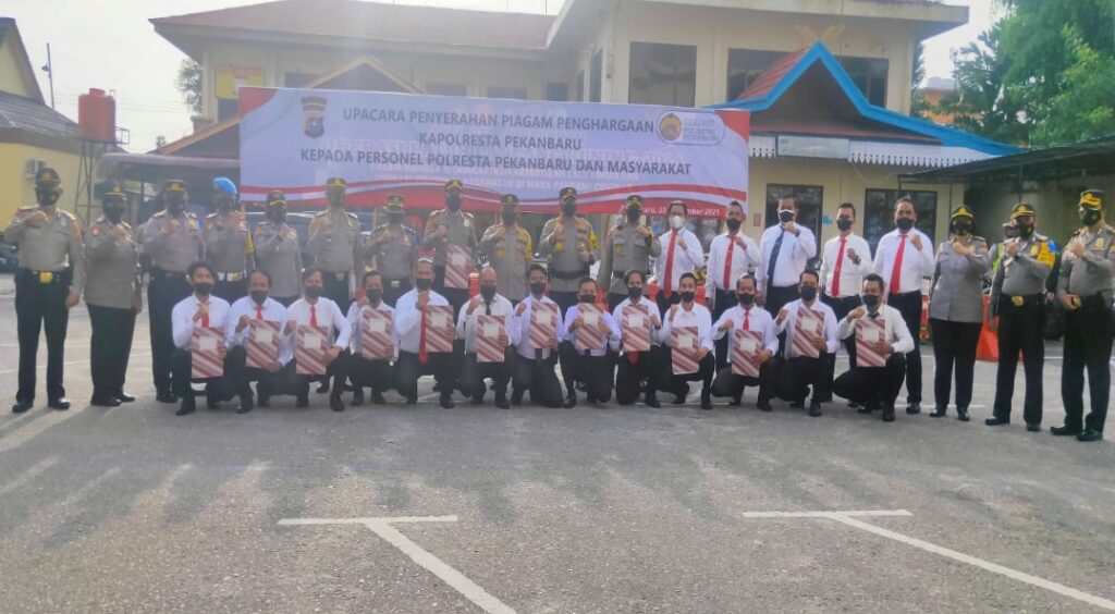 Kapolresta Pekanbaru Berikan Penghargaan Personel Polresta Pekanbaru dan Masyarakat Terhadap Prestasi Kerja