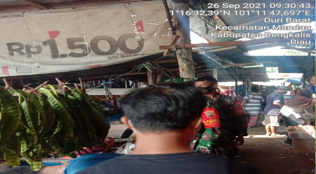 Babinsa Lakukan Cek Pengunjung Pasar Dalam Penerapan 3 M Sesuai Prokes Covid-19