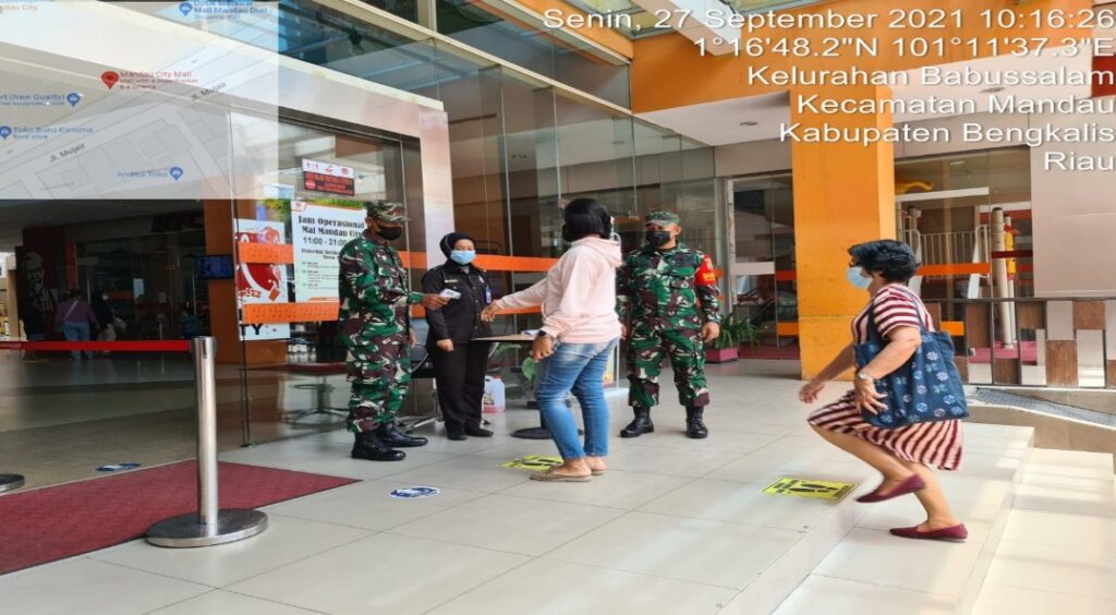 TNI Koramil 04/Mandau Cek Pengunjung Mall City Mandau Yang Tidak Patuh 3 M Sesuai Prokes