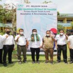 Ket foto : Dukung Program Pemerintah, Bupati Pelalawan, H. Zukri (tengah) yang tinjau langsung kegiatan vaksinasi PT.Musim Mas