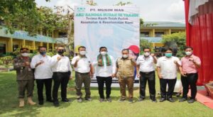 Ket foto : Dukung Program Pemerintah, Bupati Pelalawan, H. Zukri (tengah) yang tinjau langsung kegiatan vaksinasi PT.Musim Mas