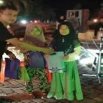 Teks Foto : Bagi Seperangkat Alat Sholat dan Al-Qur'an di Komunitas Jajanan Bengkalis jalan jenderal Sudirman (fotografer/Kabiro Bengkalis)