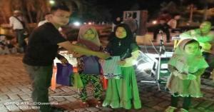 Teks Foto : Bagi Seperangkat Alat Sholat dan Al-Qur'an di Komunitas Jajanan Bengkalis jalan jenderal Sudirman (fotografer/Kabiro Bengkalis)