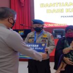 Ket foto : Kapolda Riau, Irjen Pol Agung Setya Imam secara simbolis serahkan satu unit rumah pada Bintara Sat Brimob