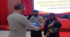 Ket foto : Kapolda Riau, Irjen Pol Agung Setya Imam secara simbolis serahkan satu unit rumah pada Bintara Sat Brimob