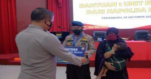 Ket foto : Kapolda Riau, Irjen Pol Agung Setya Imam secara simbolis serahkan satu unit rumah pada Bintara Sat Brimob