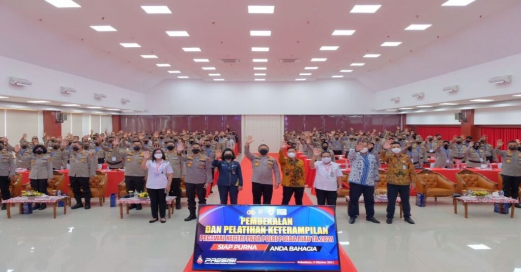 Buka Pelatihan Bagi Personel yang Akan Masuk Masa Pensiun “Siap Purna Anda Bahagia”, Kapolda Berikan 1 Unit Rumah