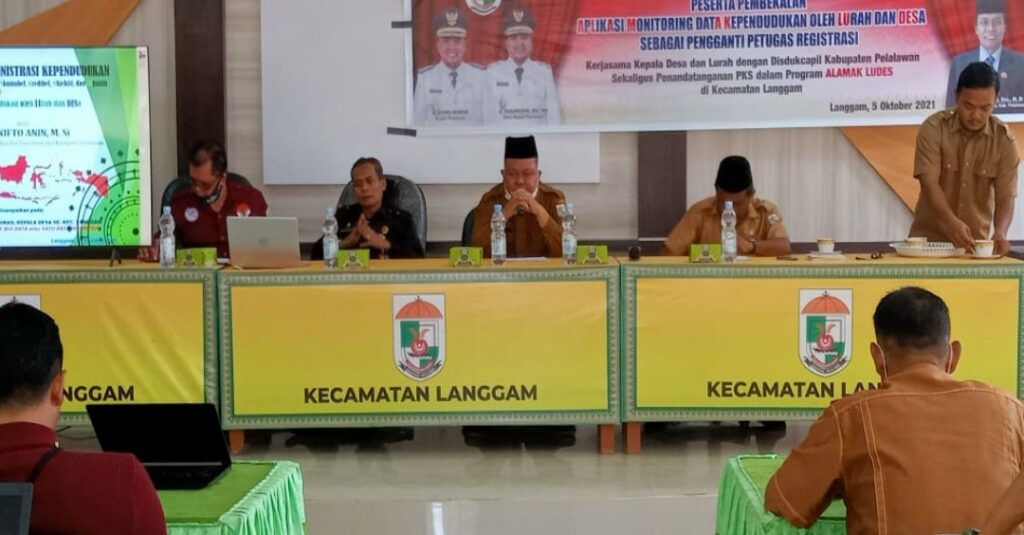 Disdukcapil Pelalawan Beri Pembekalan Aplikasi Monitoring bagi Petugas Registrasi Desa se-Kecamatan Langgam