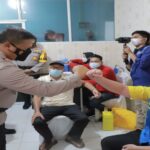 Ket : Irjen Pol Agung Setia tinjau pelaksanaan vaksin massal Polres Kepulauan Meranti (foto/istimewa)