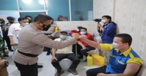 Ket : Irjen Pol Agung Setia tinjau pelaksanaan vaksin massal Polres Kepulauan Meranti (foto/istimewa)