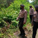 Ket : Kasat Sabara bersama anggota polisi dan Kepala Dusun Desa Teluk Latak lakukan Mitigasi Karhutla (foto/Humas Polres Bengkalis)
