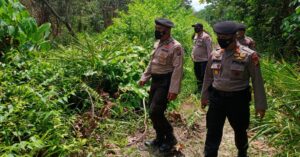 Ket : Kasat Sabara bersama anggota polisi dan Kepala Dusun Desa Teluk Latak lakukan Mitigasi Karhutla (foto/Humas Polres Bengkalis)