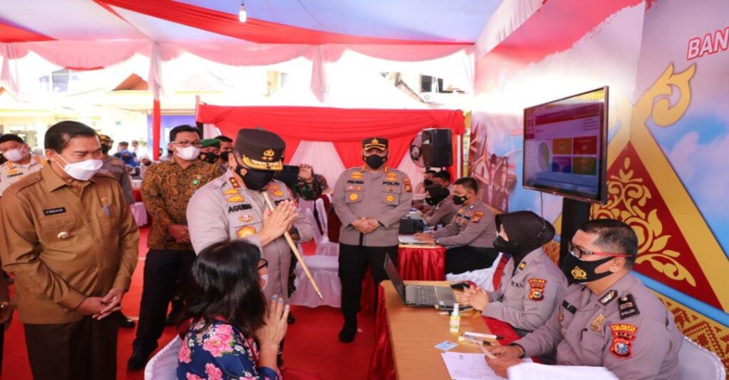 Kapolda Riau Hadiri Penyerahan Bantuan Tunai Pedagang Kaki Lima Dan Warung (BTPKLW) di Mako Polresta Pekanbaru