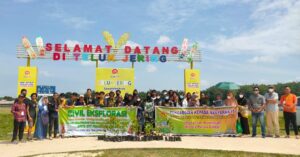 Ket : HMTS STTP foto bersama di gerbang Teluk Jering (foto/Istimewa)