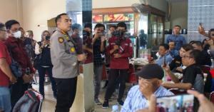 Ket : Kapolresta didampingi Paur Humas Polresta Pekanbaru adakan temu ramah bersama para wartawan (foto/Istimewa)