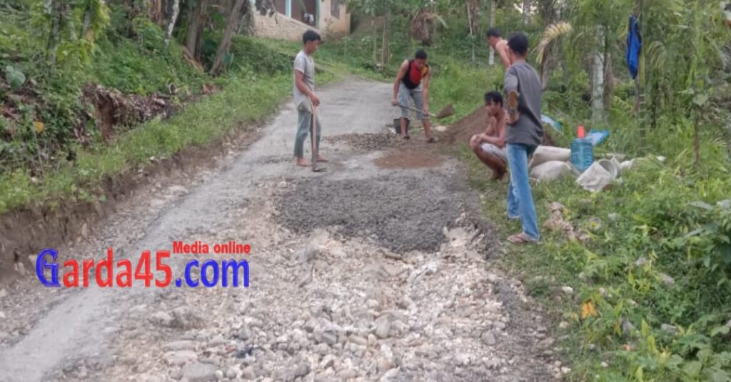 Kades Hiligambukha Perbaiki Jalan Dengan Swadaya