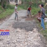 Ket : pekerjaan sedang memperbaiki jalan dengan Swadaya (foto/Harefa)