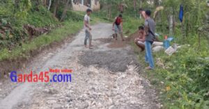 Ket : pekerjaan sedang memperbaiki jalan dengan Swadaya (foto/Harefa)