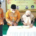 Ket : Ketua KADIN Masuri, SH dan Ketua Ketua STIE Syari'ah Bengkalis Khodijah Ishak teken MoU (Foto/Indra)