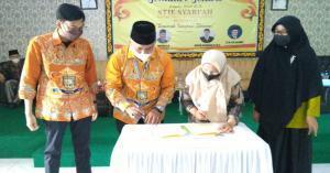 Ket : Ketua KADIN Masuri, SH dan Ketua Ketua STIE Syari'ah Bengkalis Khodijah Ishak teken MoU (Foto/Indra)