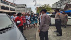 Ket : Tim Pawas Pleton I Regu 2 Polres Bengkalis Beri Pemahaman kepada pelanggan Prokes di jalan jenderal Sudirman Bengkalis kota (foto/Istimewa)