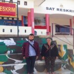 Ket : Nurtia Bersama Anaknya Membuat Laporan Ke Polres Nias Selatan (Foto/Frisman Sandroto).