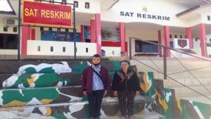 Ket : Nurtia Bersama Anaknya Membuat Laporan Ke Polres Nias Selatan (Foto/Frisman Sandroto).