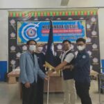 Ket : Ketua BEM Lama Menyerahkan Bendera Persatuan Organisasi Mahasiswa STIKES Payung Negeri Untuk Dikibarkan di Bumi Lancang Kuning Kepada Ketua BEM Tetpilih (foto/KEND ZAI