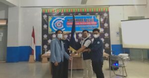 Ket : Ketua BEM Lama Menyerahkan Bendera Persatuan Organisasi Mahasiswa STIKES Payung Negeri Untuk Dikibarkan di Bumi Lancang Kuning Kepada Ketua BEM Tetpilih (foto/KEND ZAI