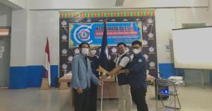 Ket : Ketua BEM Lama Menyerahkan Bendera Persatuan Organisasi Mahasiswa STIKES Payung Negeri Untuk Dikibarkan di Bumi Lancang Kuning Kepada Ketua BEM Tetpilih (foto/KEND ZAI