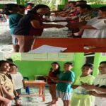 Ket : Masyarakat Desa Hiligambuka Antusias Menerima Bantuan Langsung Tunai. (foto : Edwar Harefa